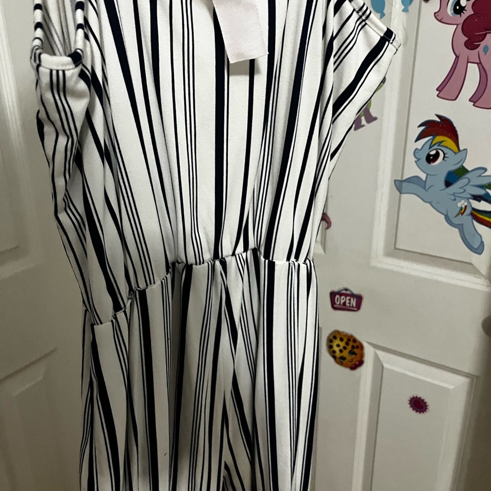 Jumpsuits - Picture 3 of 6